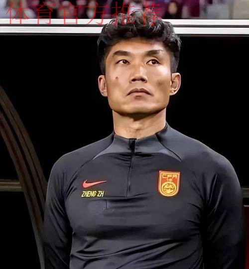 国足队员天津助力校园足球 郑智充当教练员